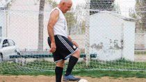 el futbolista mas longevo del mundo: tiene 74 anos y juega en don pedro