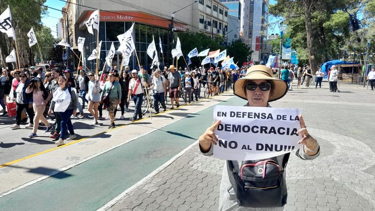 Marcha y asambleas en Neuquén contra el DNU de Javier Milei