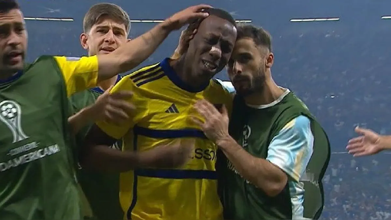 Luis Advíncula se fue expulsado en Boca.