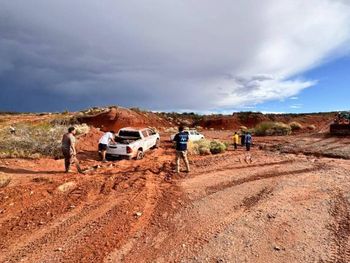 impresionante tormenta y corte de rutas en rincon de los sauces: debieron rescatar a siete personas impresionante tormenta y corte de rutas en rincon de los sauces: debieron rescatar a siete personas