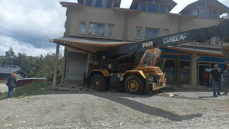 Grúa se estrelló contra una oficina de ANSES en la ciudad de Villa La Angostura. Grúa se estrelló contra una oficina de ANSES en la ciudad de Villa La Angostura.