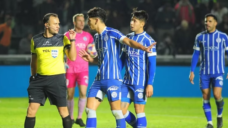 Darío Herrera con los jugadores de Godoy Cruz en el partido del lunes frente a Banfield.&nbsp;