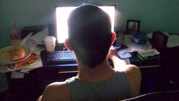 Allanaron por difundir un video de porno infantil