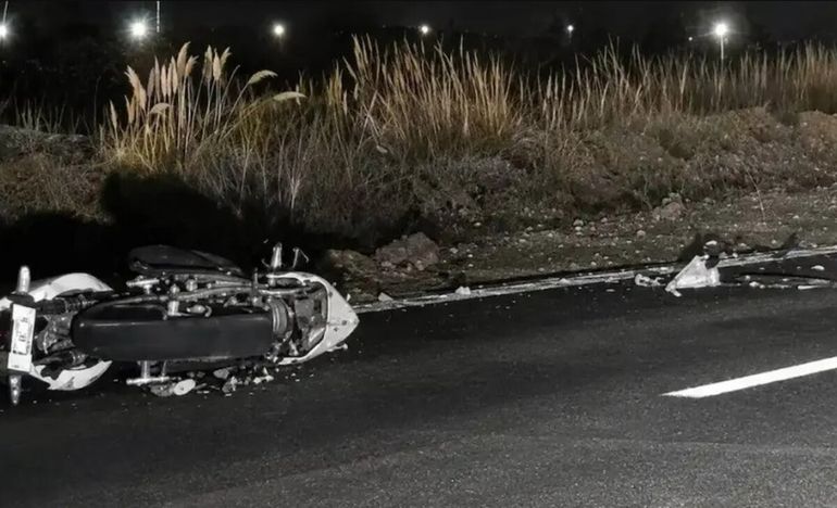 El motociclista murió al ser apalstado por dos camionetas en la ruta 158.