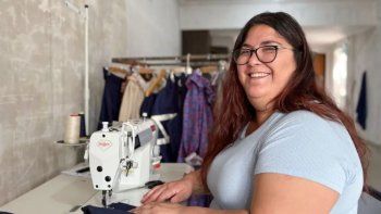 Perla Navarrete convirtió la costura de ropa de folklore en su sustento Perla Navarrete convirtió la costura de ropa de folklore en su sustento