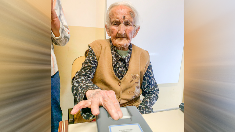 Con 105 años, Filomena tramitó su nuevo DNI