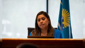 La jueza Eve Ponce se cansó de las dilaciones y definió que de ahora en más la tolerancia a retrasos será de 10 minutos: pasado ese plazo, manda a la policía. La jueza Eve Ponce se cansó de las dilaciones y definió que de ahora en más la tolerancia a retrasos será de 10 minutos: pasado ese plazo, manda a la policía.