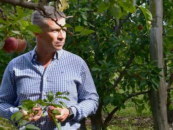 Facundo Fernández, Secretario de Fruticultura de Río Negro, criticó duramente las demoras del Gobierno nacional en la devolución del IVA a las pymes frutícolas, calificando la situación como un atraso de seis meses muy dañino para el sector. Facundo Fernández, Secretario de Fruticultura de Río Negro, criticó duramente las demoras del Gobierno nacional en la devolución del IVA a las pymes frutícolas, calificando la situación como un atraso de seis meses muy dañino para el sector.