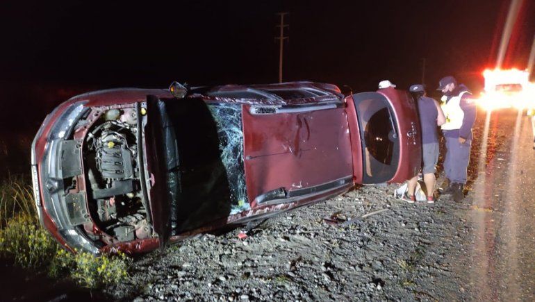 Lo encerró una camioneta, despistó y volcó en la Ruta 40