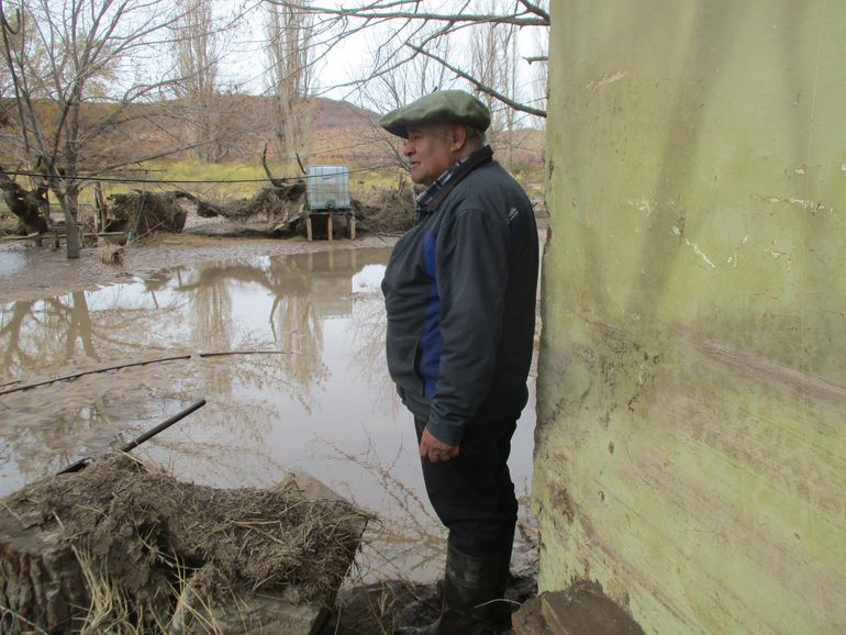 Juan Sánchez, el agente sanitario de Paso de los Indios, mirando el panorama desolador que dejó la crecida del rio Neuquén. Juan Sánchez, el agente sanitario de Paso de los Indios, mirando el panorama desolador que dejó la crecida del rio Neuquén.
