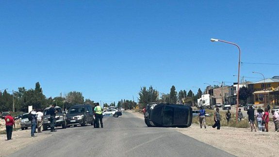 Espectacular vuelco en el acceso a Zapala: hubo tres vehículos involucrados