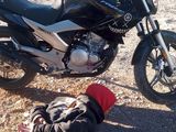La moto robada y el menor acusado del hecho. Lo trasladaron a un internado de Buenos Aires. 