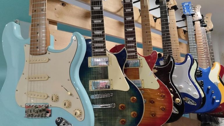 Guitarras y bajos destacados en la subasta electrónica.