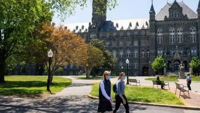 EE.UU. admite el ingreso de estudiantes extranjeros y recomienda a vacunados no usar tapabocas