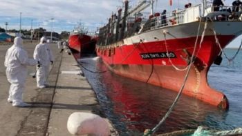 El pesquero chino con bandera argentina en Puerto Deseado, en mayo de 2021, luego de la muerte de Manuel Quiquinte en el mar, por coronavirus. El pesquero chino con bandera argentina en Puerto Deseado, en mayo de 2021, luego de la muerte de Manuel Quiquinte en el mar, por coronavirus.