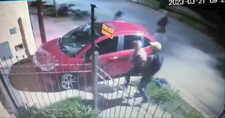 Imágenes sensibles: motochorros en manada atacaron a una mujer