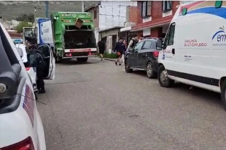 El recolector de Comodoro Rivadavia tabmién sufrió heridas en un pie y debió ser trasladado en ambulancia. El recolector de Comodoro Rivadavia tabmién sufrió heridas en un pie y debió ser trasladado en ambulancia.