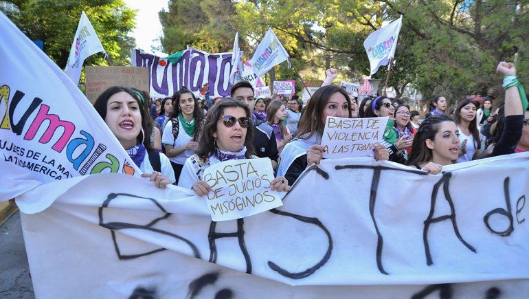 Al violarme frente a mis hijas, él me mató un poco