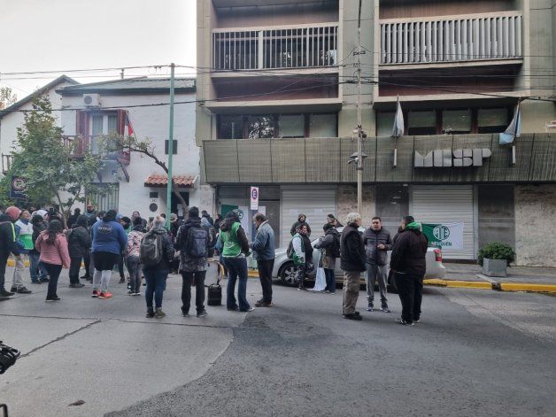 Reclamo de monotributistas: ATE protesta en Hacienda con un corte de calle