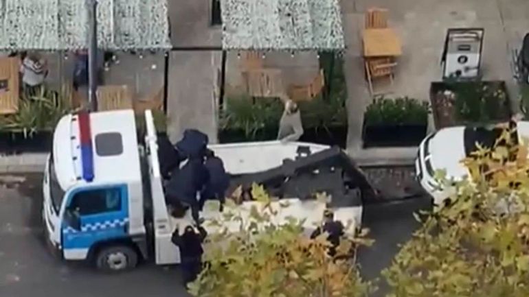 Insólito: una mujer se atrincheró arriba de una grúa para que no se lleven su auto