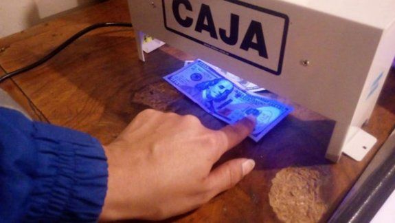 Dólares: ¿cómo saber si los billetes son verdaderos o falsos?