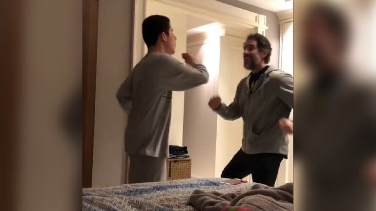 El video de un padre bailando con su hijo con autismo que conmueve al mundo