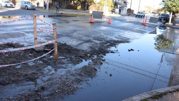 Vecinos del Bajo sufren el olor nauseabundo por un desborde cloacal