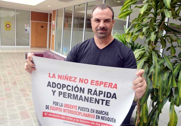 Escala cerros a favor de la adopción