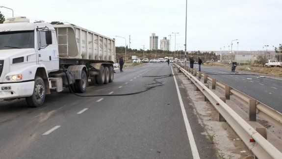 Camión con la caja levantada arrancó un cable y dejó sin internet a la región