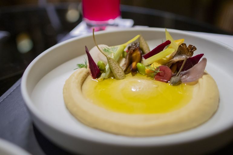 La gastronomía de El Faro, restaurante del Hilton se basa en el respeto al producto y la diversidad. La gastronomía de El Faro, restaurante del Hilton se basa en el respeto al producto y la diversidad.