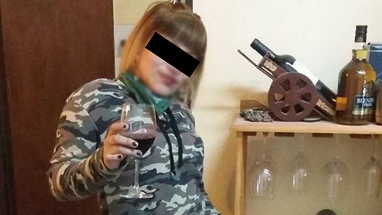 La Policía allanó la vivienda de la viuda negra. Daniela posa en la foto con una copa en la casa de una de sus víctimas.