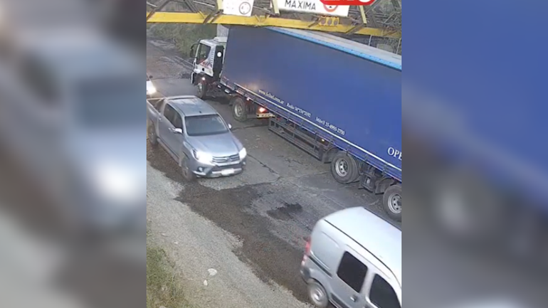 Otro camión chocó el puente de la Ruta 151 y van... / Foto Captura