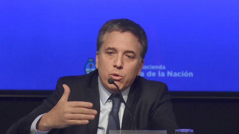 Dujovne dijo que el país acumuló impuestos que no existen en el mundo.