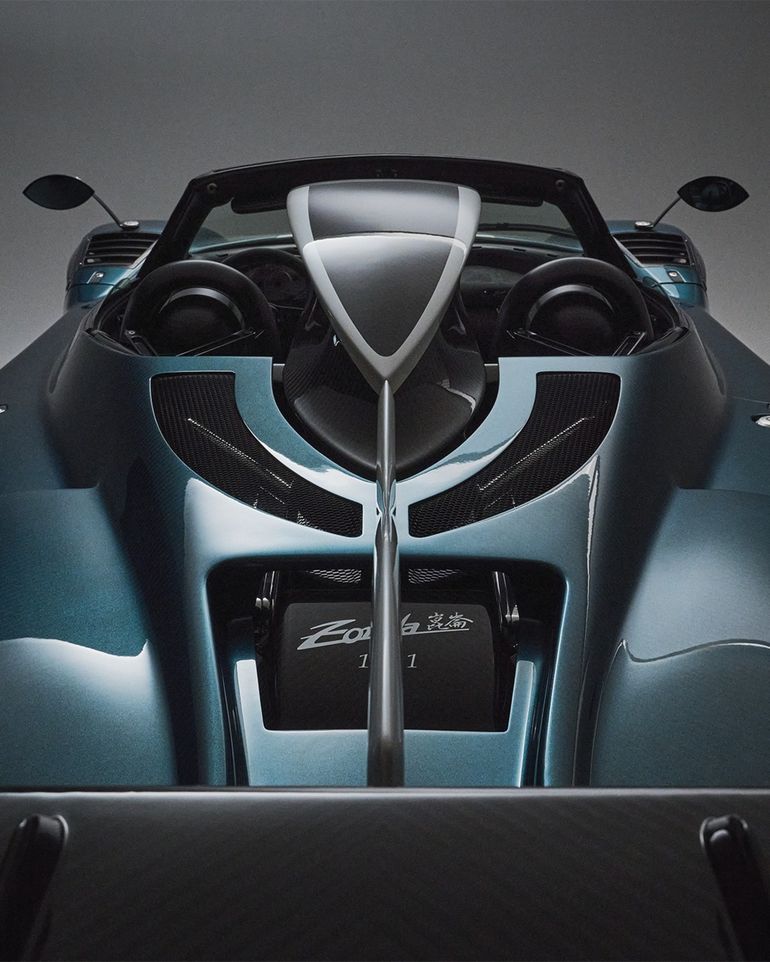 Una toma de aire superior, aleta central y alerones dobles definen el diseño de este roadaster a medida. Una toma de aire superior, aleta central y alerones dobles definen el diseño de este roadaster a medida.