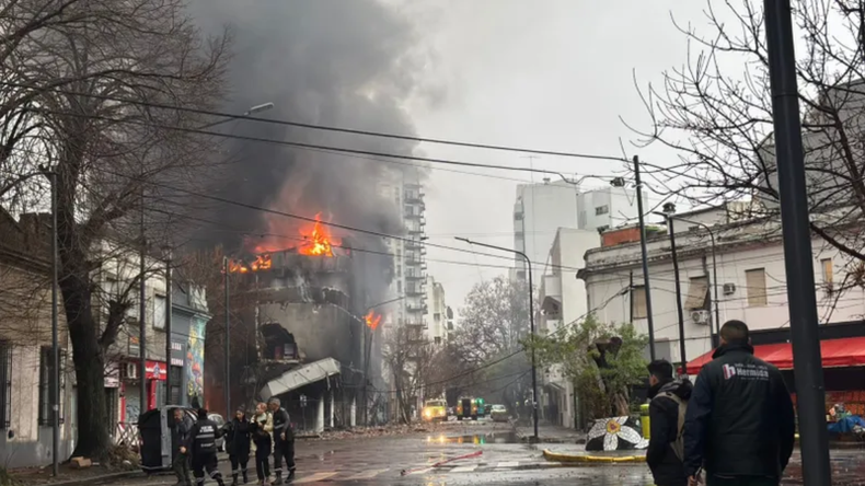 Un voraz incendio se desató en un edificio de La Plata