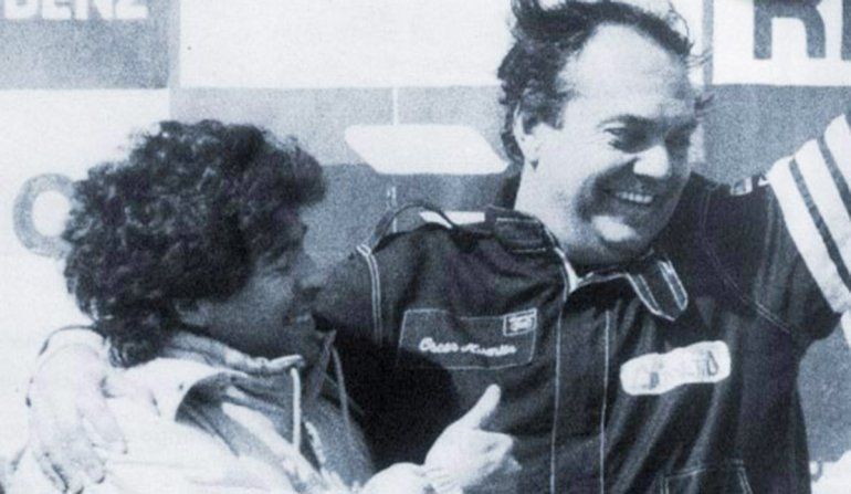 Diego Maradona junto a Oscar Aventín en el podio del Autodromo de Buenos Aires en el Turismo Carretera.