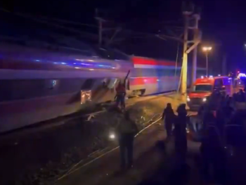 En total viajaban más de 500 personas entre ambos transportes y, por el momento, se desconocen las razones del incidente.