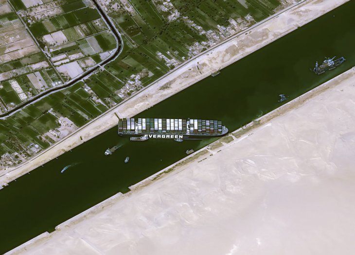 Imagen de satélite del buque mercante Ever Given atravesado en el Canal de Suez, Egipto, el 25 de marzo de 2021. CNES/AIRBUS DS a través de REUTERS