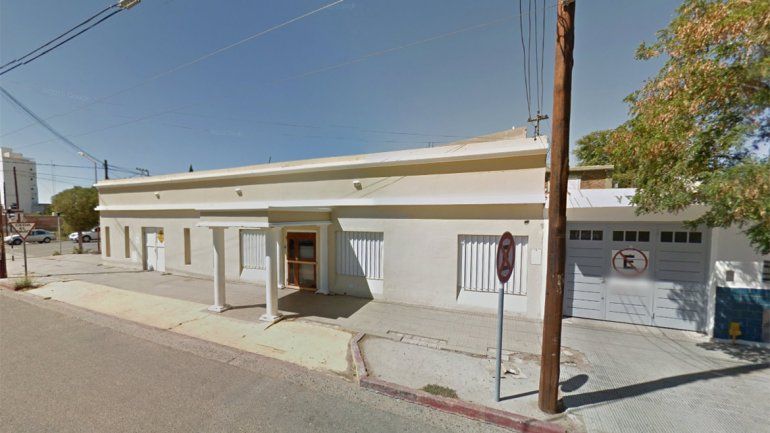 Ahora dos ladrones se quisieron robar inodoros de la clínica abandonada