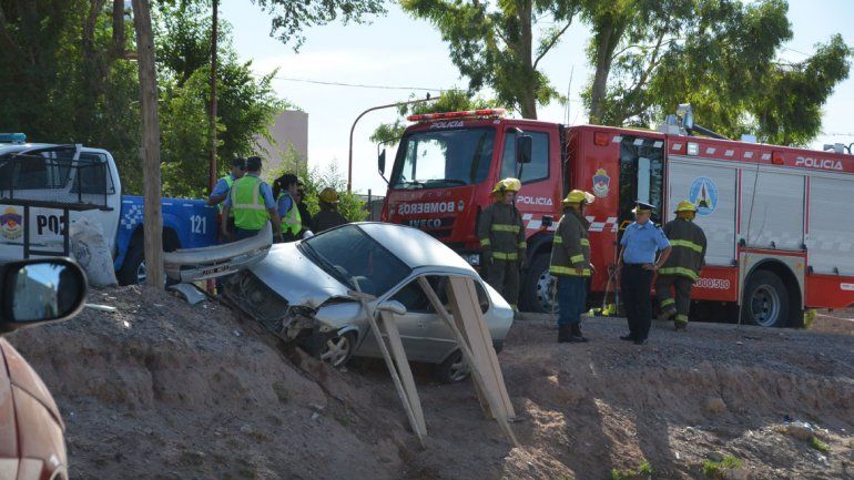 El Chevrolet Corsa que quedó encajado en la tierra en barrio Melipal.