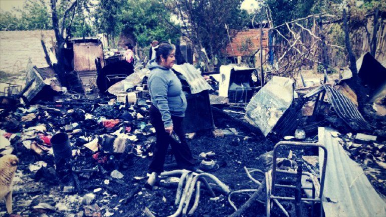 Un incendio consumió dos casas y las familias se quedaron con lo puesto