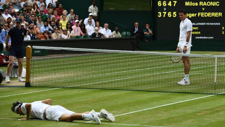 Milos Raonic venció a Roger Federer en cinco sets por la semifinal de Winbledon.