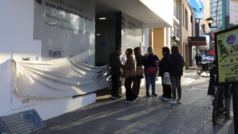 El salón comercal del EPAS estuvo cerrado al público por falta de personal hasta las 11 de este miércoles.