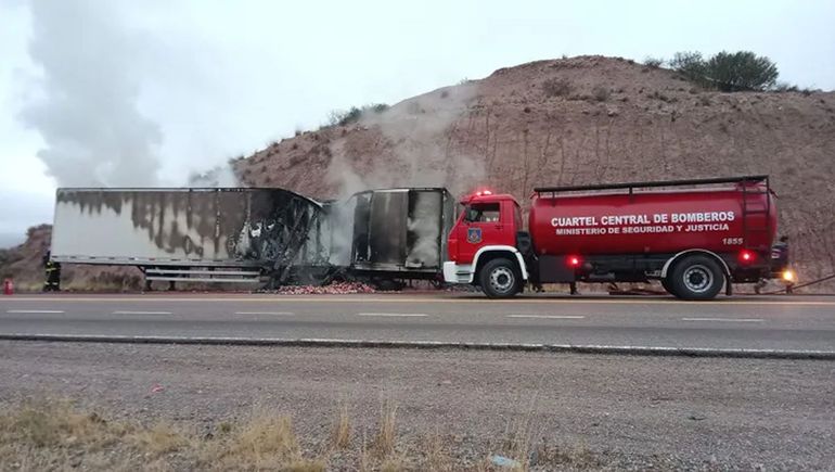 Un incendio destruyó un camión que transportaba latas de gaseosas