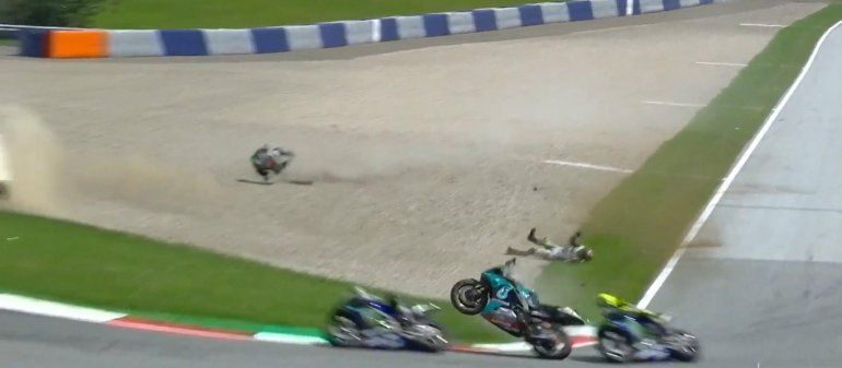 Valentino Rossi se salvó de milagro de que las motos de Zarco y Morbidelli lo alcanzaron cuando viajaban descontroladas tras el accidente que se dio durante la final del Moto GP en Austria.