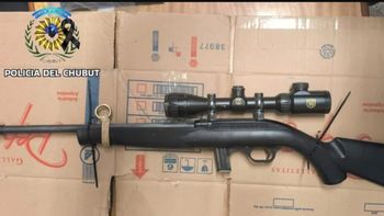 La Policía de Chubut difundió la imagen del rifle con mira telescópica con el que uno de los sospechosos le apuntó al sargento primero. La Policía de Chubut difundió la imagen del rifle con mira telescópica con el que uno de los sospechosos le apuntó al sargento primero.