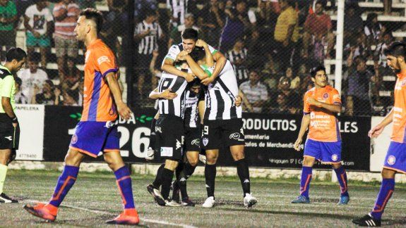 Todos se suman al festejo del delantero por el gol de la celebrada victoria de Cipolletti sobre su eterno rival.&nbsp; La serie se define en la vecina ciudad el martes por la noche.