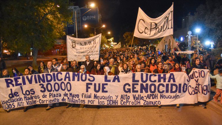 Una multitud marchó en Neuquén en repudio al fallo pro genocidas de la Corte Suprema