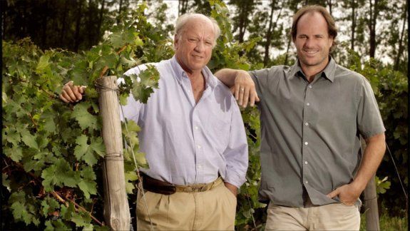 Guillermo Barzi y su hijo, due&ntilde;os de la bodega Humberto Canale