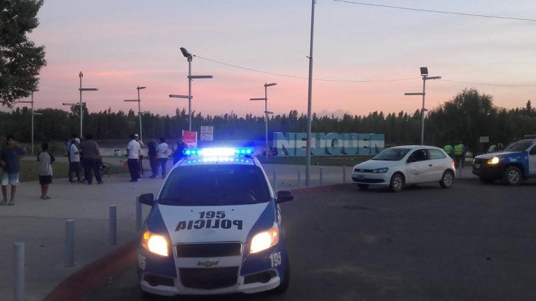 Feroz batalla en medio de una multitud en el Paseo de la Costa: dos jóvenes apuñalados 